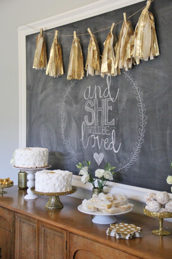 gold dessert table decor